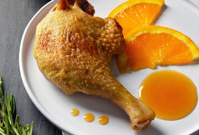 Cuisse de canard et ses tranches d’orange en sauce